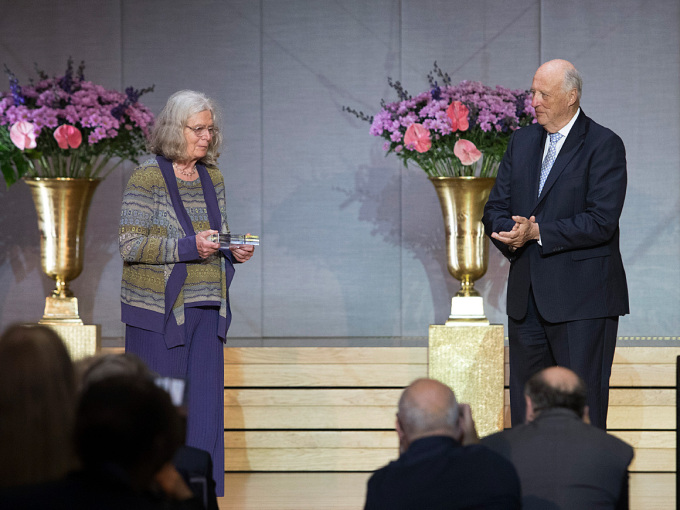 King Harald presented the Abel Prize to Karen Uhlenbeck in the Aula of the University of Oslo. Photo: Terje Bendiksby / NTB scanpix. 